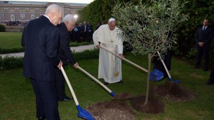 Shimon Peres, Mahmoud Abbas et le pape François dans sa résidence de Marthe (Crédit : Chaim Tzach/ GPO)