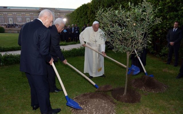 Shimon Peres, Mahmoud Abbas et le pape François dans sa résidence de Marthe (Crédit : Chaim Tzach/ GPO)