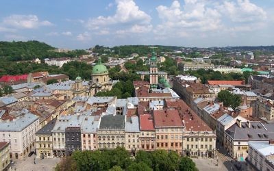 Vue sur Lviv en Ukraine (Crédit : Wikimedia Commons/Lestat/Jan Mehlich/CC BY-SA 2.5)