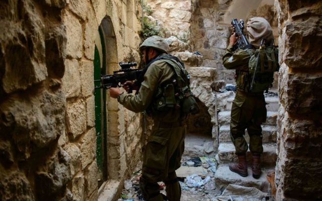 Photo illustrative de soldats israéliens dans la ville de Hébron en Cisjordanie (Crédit photo: Porte-parole de Tsahal / Flash90)
