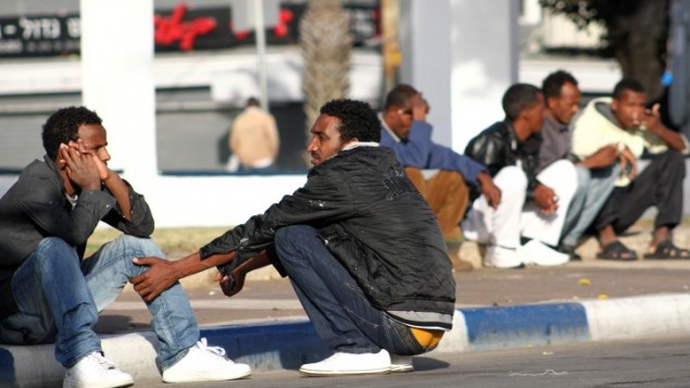 Des migrants africains dans le sud de Tel Aviv (Crédit : Nicky Kelvin/Flash90/File)
