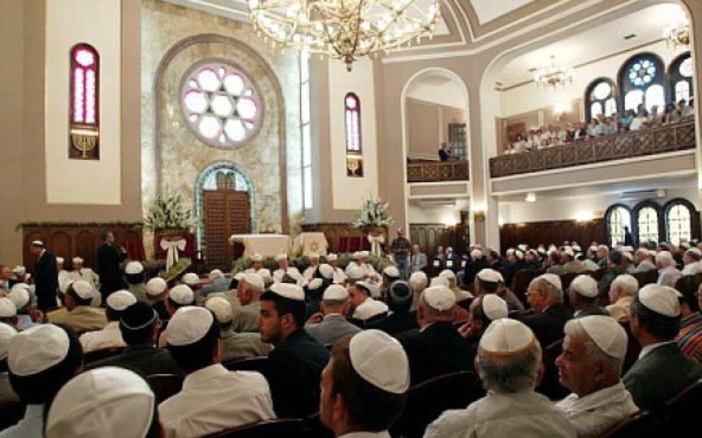 Des Juifs dans une synagogue turque (Crédit : Michel Alfandari)