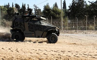 Le Guardium UGV patrouillant à la clôture de la frontière de Gaza (Crédit : autorisation de l'armée israélienne)