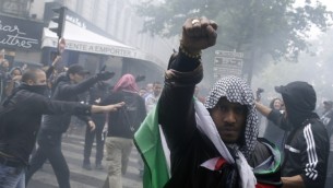 Un manifestant français proteste contre Israël le 13 juillet 2014 (Crédit : AFP)