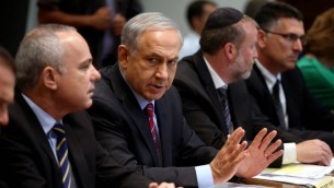 Benjamin Netanyahu (centre) (Crédit : AFP Photo/Pool/Abir Sultan)