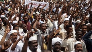 Des Soudanais protestent contre l'opération terrestre à Gaza - 18 juillet 2014 (cRÉDIT : AFP/EBRAHIM HAMID)