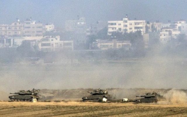 Des tanks Merkava israéliens dans la bande de Gaza, en juillet 2014.  Illustration. (Crédit : Jack Guez/AFP)