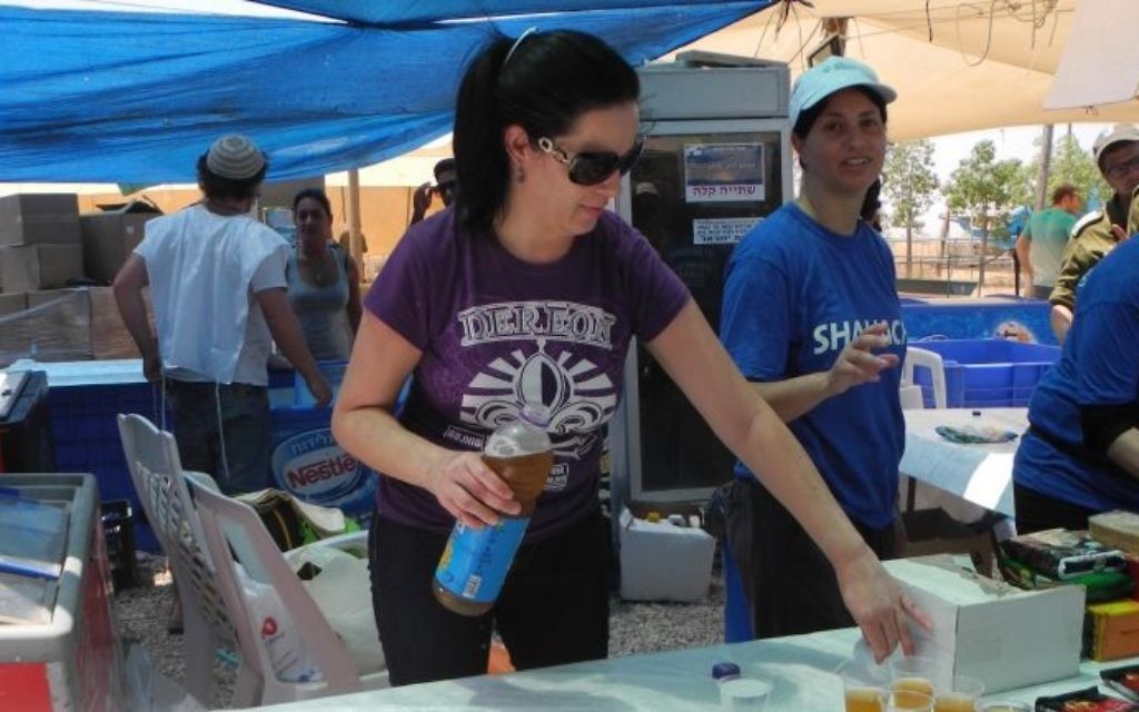 Stand de limonade pour les soldats, 250 bénévoles offrent 50 000 repas par jour pour les soldats et autres personnes impliquées dans l'effort de guerre. (Crédit : Melanie Lidman / Times of Israël)