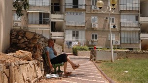 Une femme est assise devant un abri souterrain à Nahariya. (Crédit : Yossi Zamir/Flash90/File) 