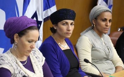 Les mères des trois adolescents assassinés : Rachel Fraenkel, Bat-Galim Shaar et Iris Yifrach (Crédit : Flash 90)