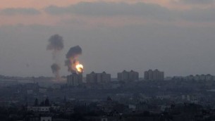 Explosions qui provoquent un nuage de fumée à Gaza (Crédit : Miriam Alster/ Flash90)