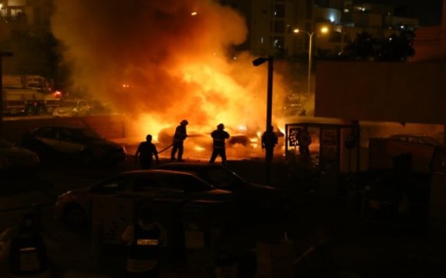 Les pompiers lors d'un incendie à Ashdod causé par des tirs de roquette de la bande de Gaza - 10 juillet 2014 (Crédit : Flash90)