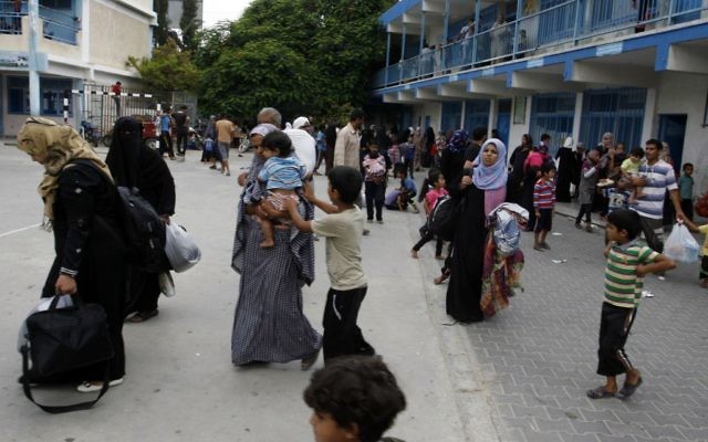 Des Palestiniens à une école de l'UNRWA après avoir fui leurs maisons suite à une opération terrestre israélienne à Rafah dans le sud de la bande de Gaza le 18 Juillet, 2014 (Crédit : Abed Rahim Khatib/Flash90)
