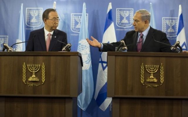 Le secrétaire général de l'ONU, Ban Ki-Moon (à droite) et le Premier ministre Benjamin Netanyahu lors d'une conférence de presse conjointe à Jérusalem, le 22 juillet 2014. (Crédit : Flash 90)