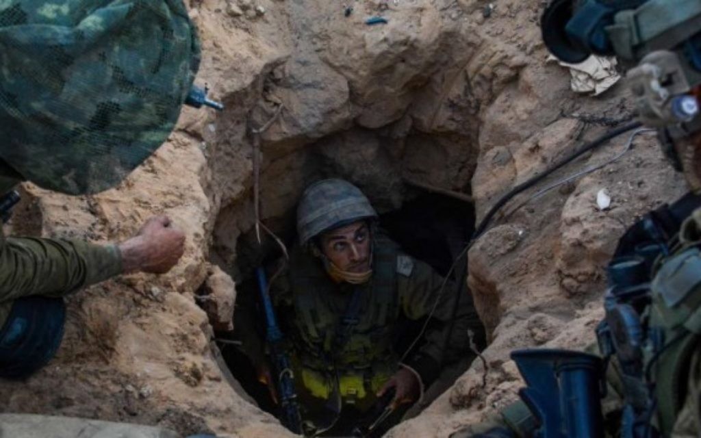 Un soldat de la Brigade Givati dans un tunnel de la bande de Gaza, le 23 juillet 2014. (Crédit : unité des porte-paroles de l'armée israélienne/Flash90)