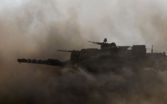 Un tank Merkava patrouillant près de Gaza le 24 juillet 2014 (Crédit : Miriam Alster/FLASH90)