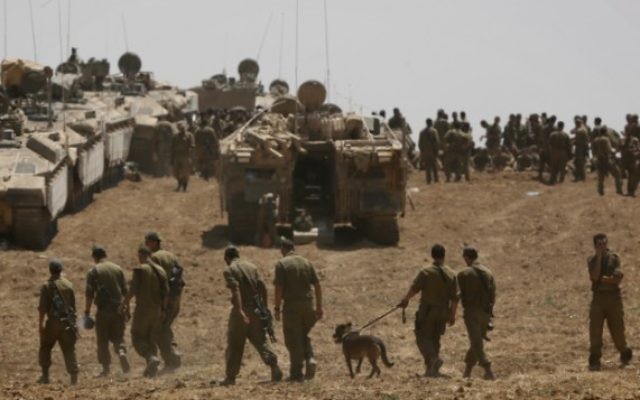 Des soldats israéliens dans la bande de Gaza, lors de l'opération Bordure protectrice, à l'été 2014. (Crédit : Miriam Alster/Flash90)