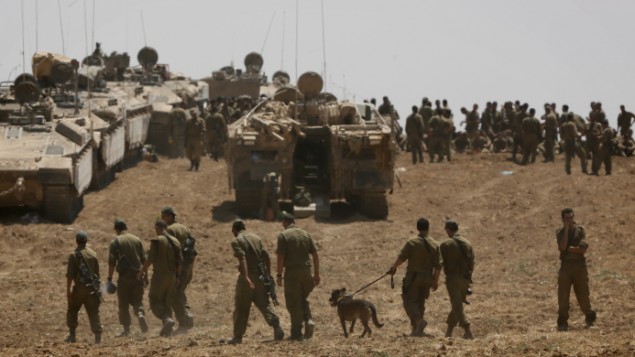 Des soldats israéliens dans la bande de Gaza, lors de l'opération Bordure protectrice, à l'été 2014. (Crédit : Miriam Alster/Flash90)