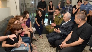 Shimon Peres console la famille du réserviste Amotz Greenberg (Crédit : autorisation) Shimon Peres console la famille du réserviste Amotz Greenberg (Crédit : autorisation)