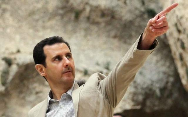 Le président syrien Bashar el-Assad visitant ses troupes (Crédit : AFP)