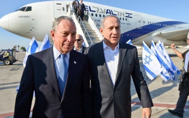 L'ancien maire de New York, Michael Bloomberg, à gauche, et le Premier ministre Benjamin Netanyahu, lors de l'arrivée de Bloomberg en Israël, le 23 juillet 2014. (Crédit : Haïm Zach/Bureau du Premier ministre)