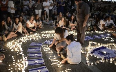 Des Israéliens prient pour la mémoire des trois adolescents assassinés (Crédit : Tomer Neuberg/Flash90)