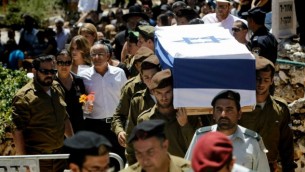 Funérailles de Max Steinberg au Mont Herzl à Jérusalem (Crédit : Miriam Alster/Flash 90)
