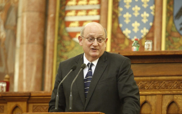 Ira Forman, alors envoyé spécial du département d'État des États-Unis pour la surveillance et la lutte contre l'antisémitisme, au parlement hongrois à Budapest, en octobre 2013. (Crédit : Tom Lantos Institut via JTA)