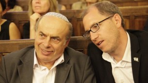 Natan Sharansky, à gauche, le président de l'Agence juive pour Israël, et Ariel Kandel, directeur de l'association Qualità, à Paris, en juillet 2014. (Crédit : Alain Azria/JTA)