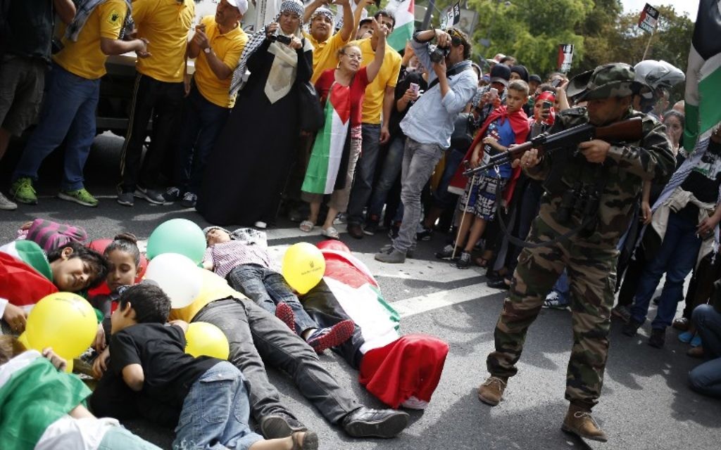 Manifestation anti-israélienne à Paris - 9 août 2014 (Crédit : KENZO TRIBOUILLARD / AFP)