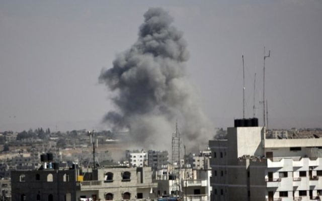 Fumée à Gaza après une frappe aérienne israélienne (Crédit : AFP)