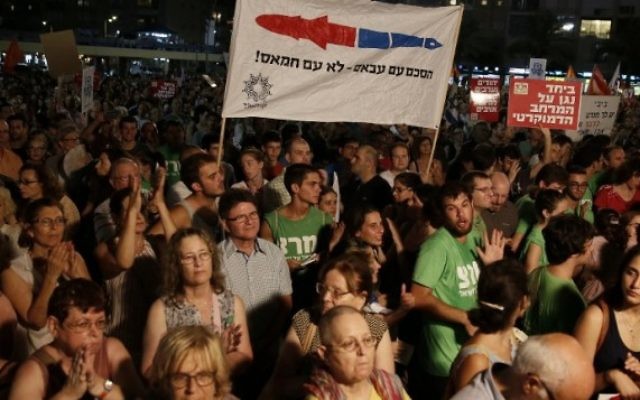 Rassemblement à Tel Aviv pour réclamer des négociations avec Abbas - 16 août 2014 (Crédit : Gali Tibbon/AFP)