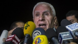 Chef de la délégation palestinienne Azzam al-Ahmed donne une conférence de presse dans un hôtel au Caire - 13 août 2014 (Crédit : Khaled Desouki / AFP) 