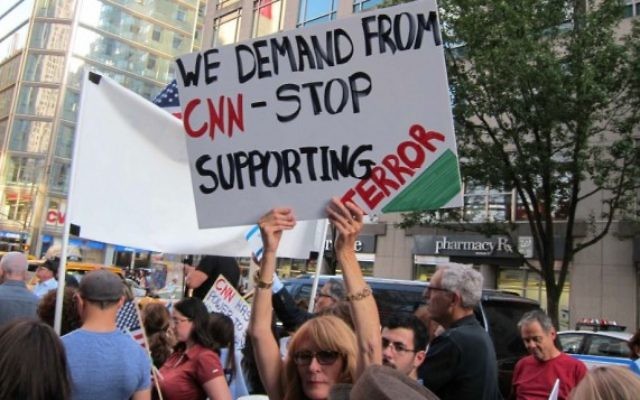 Manifestation devant CNN à New York (Crédit : Cathryn J. Prince/The Times of Israel)