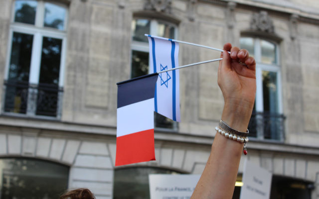 Un drapeau français et israélien. Illustration. (Crédit : Glenn Cloarec/Times of Israel)