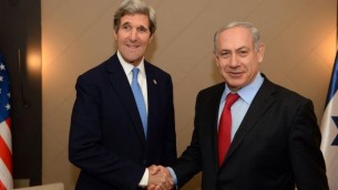 Poignée de mains entre John Kerry et Benjamin Netanyahu au cours du World Economic Forum à Davos en janvier 2014 (Crédit : PMO) 