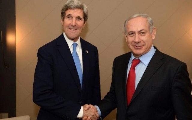 Poignée de mains entre John Kerry et Benjamin Netanyahu au cours du World Economic Forum à Davos en janvier 2014 (Crédit : PMO)