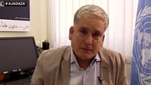 Chris Gunness, porte-parole de l'UNWRA à Gaza, peu de temps avant qu'il ne fonde en larmes pendant une interview télévisée le 30 juillet 2014 (Crédit : Capture d'écran Youtube/Kaya Bouma)