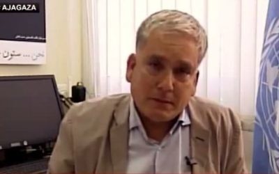 Chris Gunness, porte-parole de l'UNWRA à Gaza, peu de temps avant qu'il ne fonde en larmes pendant une interview télévisée le 30 juillet 2014 (Crédit : Capture d'écran Youtube/Kaya Bouma)