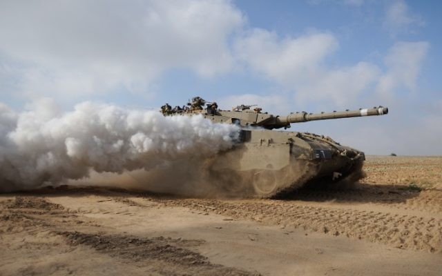 Un tank de l'armée israélienne au cours de l'opération "Bordure Protectrice" (Crédit : Gili Yaari/Flash90)