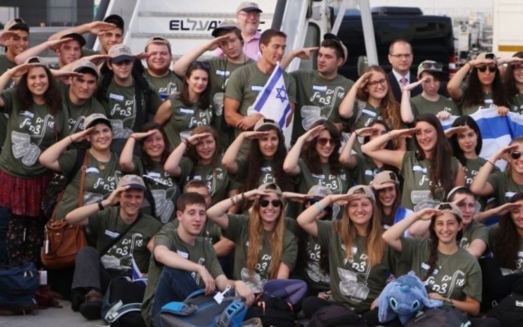 100 hommes et femmes qui ont immigré en Israël pour rejoindre l'armée israélienne, à l'aéroport Ben Gurion, le 12 août, 2014 (Crédit : Flash90)