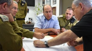 Le Premier ministre Benjamin Netanyahu, à droite, et le ministre de la Défense Moshe Yaalon, en face, vu lors d'une visite au port d'Ashdod le 18 août, 2014 (Crédit : Ariel Hermoni / Ministère de la Défense / Flash90) 