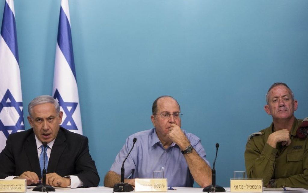 Benjamin Netanyahu, Premier ministre, Moshe Yaalon, alors ministre de la Défense, et Benny Gantz, alors chef d'Etat-major Benny Gantz, à Jérusalem, le 27 août 2014. (Crédit : Yonatan Sindel/Flash90)