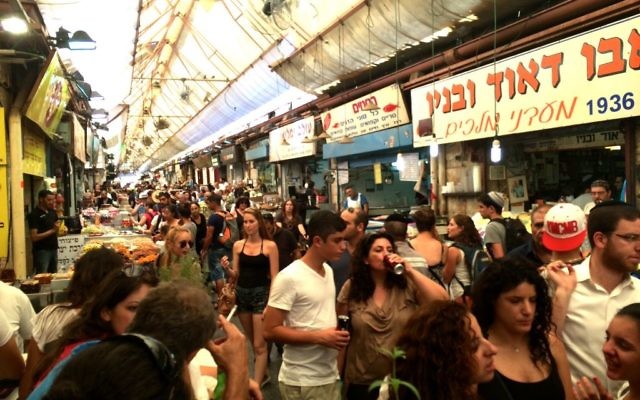 Le marché de Mahane Yehuda à Jérusalem (Crédit : Laura Adkins/Times of Israel)