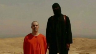 Le journaliste américain James Foley, à genoux en orange, dans une vidéo diffusée par l'État islamique, qui, apparemment, a été décapité par son ravisseur, le 19 août, 2014 (Crédit : capture d'écran: YouTube / Nouvelles du Monde) 