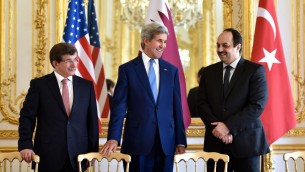 John Kerry avec le ministre des Affaires étrangères turques, Ahmet Davutoglu, à gauche, et le ministre des Affaires étrangères qatari, Khalid al-Attiyah à Paris le 26 juilliet 2014 (Crédit : Département d'Etat américain)