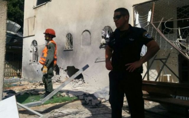 La police et les secours à la synagogue d'Ashdod touchée par une roquette le 22 août 2014 (Crédit : Israel Police)