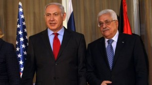 Le Premier ministre  Benjamin Netanyahu avec le président de l'Autorité palestinienne Mahmoud Abbas le 15 septembre 2012 (Crédit : KOBI Gideon/Flash90)
