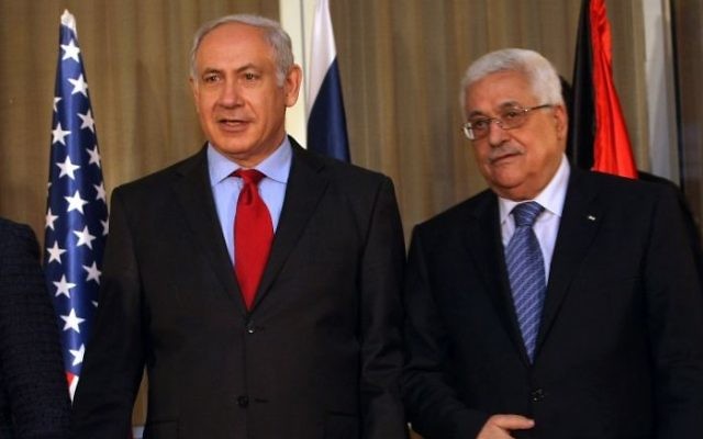 Le Premier ministre  Benjamin Netanyahu (à gauche) et le président de l'Autorité palestinienne Mahmoud Abbas, le 15 septembre 2012. (Crédit : KOBI Gideon/Flash90)
