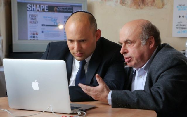 Naftali Bennett et le directeur de l'Agence juive Natan Sharansky en février 2014 (Crédit : Sasson Tiram)